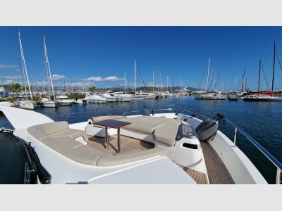 Princess Yachts Y85