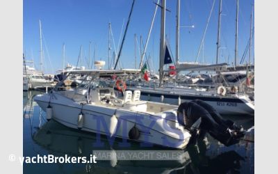 Boston Whaler OUTRAGE 320 usato da Marina Yacht Sales