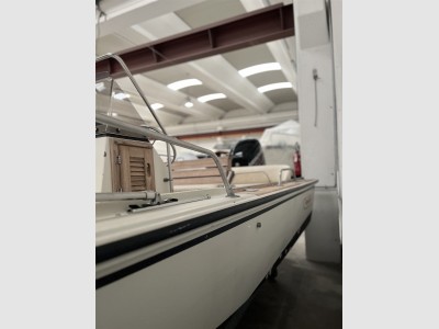 Boston Whaler Outrage 18