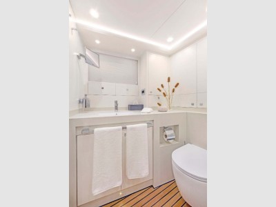 Van Der Valk Raised Pilothouse 