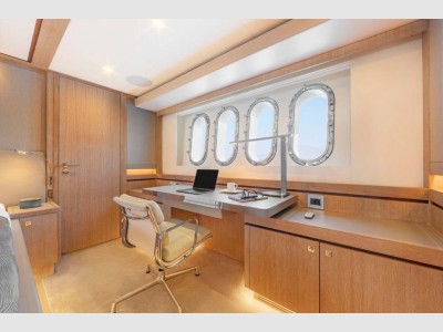 Van Der Valk Raised Pilothouse 