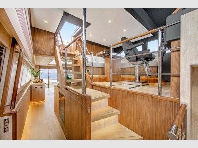 Van Der Valk Raised Pilothouse 