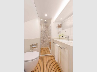 Van Der Valk Raised Pilothouse 