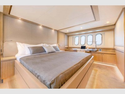 Van Der Valk Raised Pilothouse 