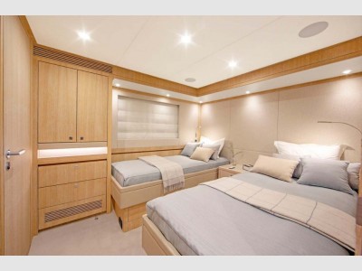 Van Der Valk Raised Pilothouse 